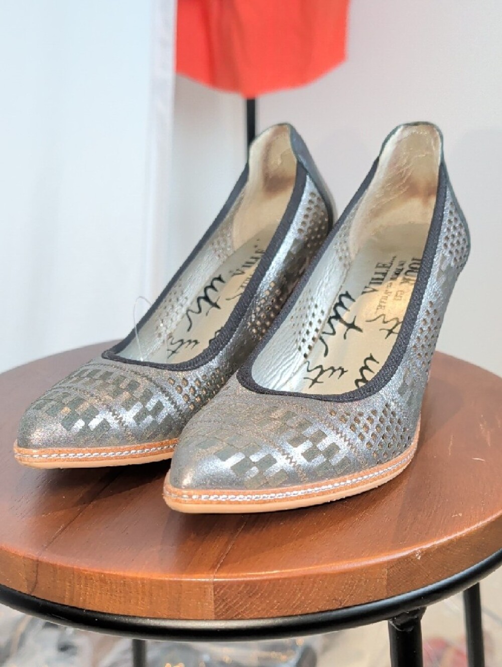 UN TOUR EN VILLE French Designer Silver Leather Heels Size 38 New With Tags